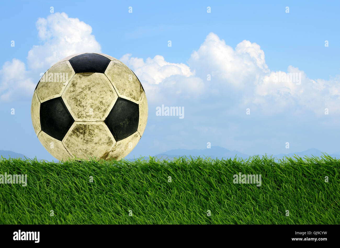 Squallido Pallone da calcio su campo in erba sintetica. Foto Stock