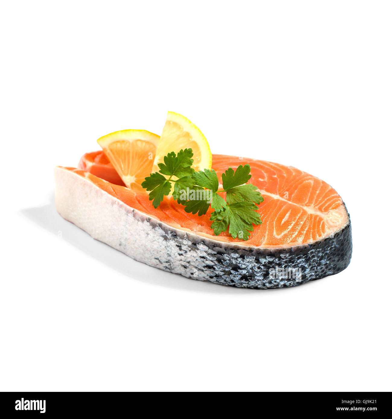 Bistecca di salmone con fettina di limone e prezzemolo, isoliert Foto Stock