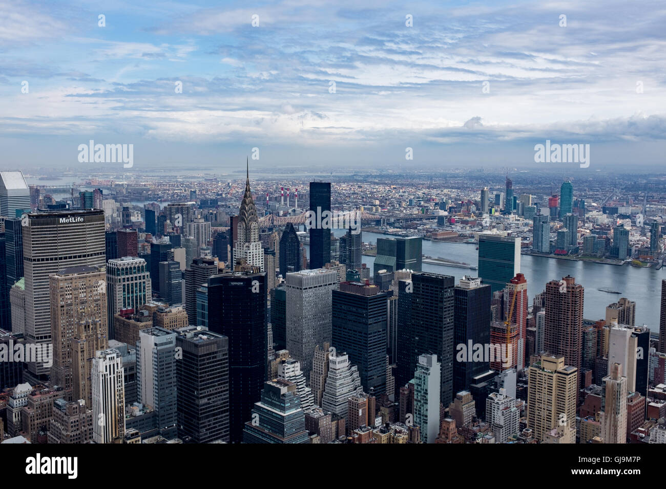 New York City USA vista dall' Empire State Building guardando verso est del fiume e Chrysler Building. Foto Stock