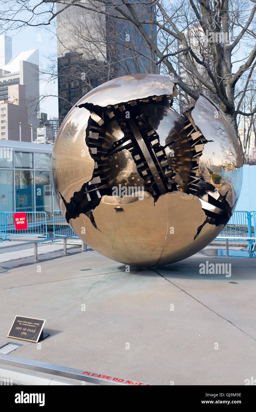 New York City USA il Palazzo delle Nazioni Unite. Sfera entro una sfera dello scultore Arnaldo Pomodoro. Foto Stock