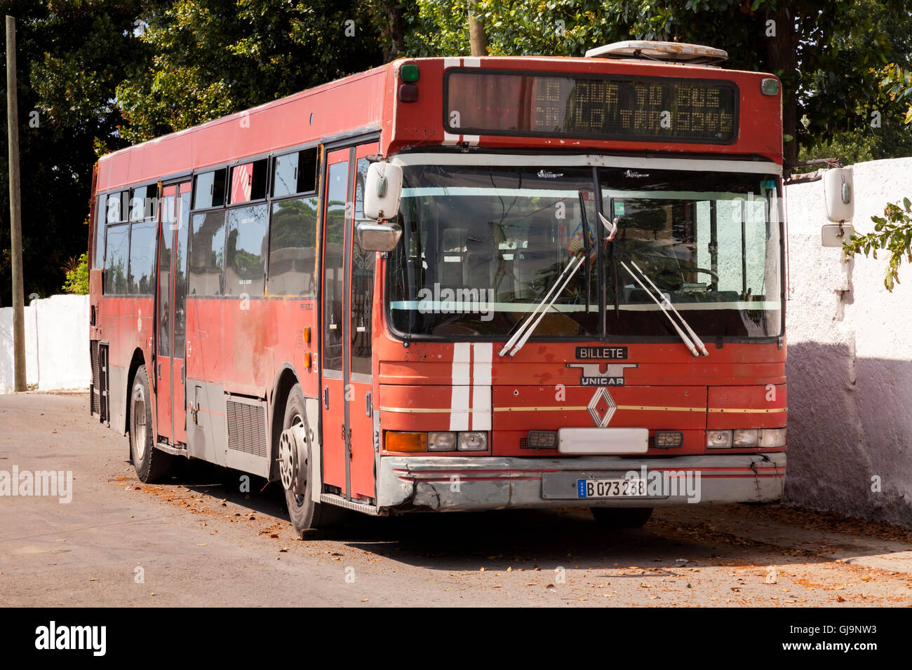 Un vecchio autobus pubblico alterate a causa del tempo e dell'età parcheggiato nel comune di Regla, Havana, Cuba. Foto Stock
