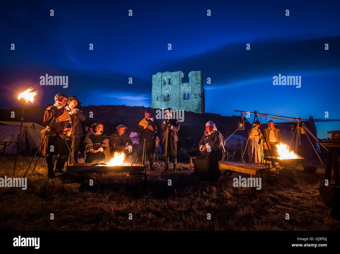 Membri della più antica rievocazione della società nel Regno Unito, il Nodo sigillato, camp a Scarborough Castle nello Yorkshire davanti a rivivere il 1645 Grande Assedio del Castello di Scarborough durante la Guerra Civile Inglese. Foto Stock