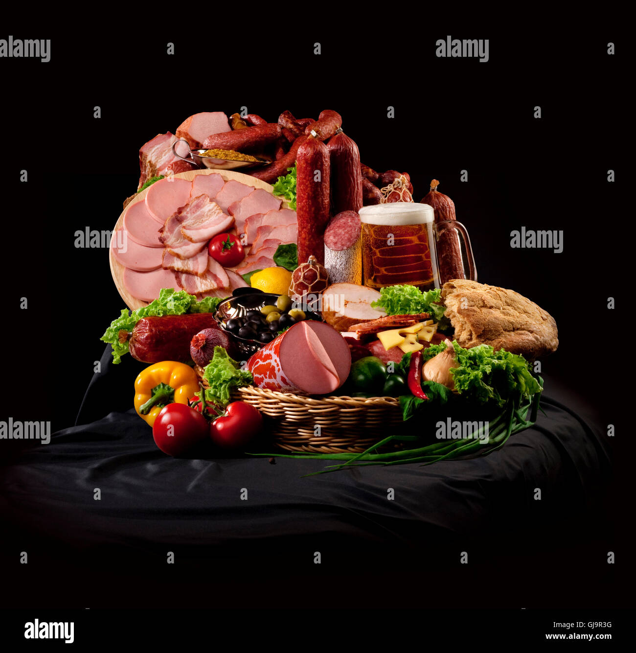 Una composizione a base di carne e verdure con birra Foto Stock