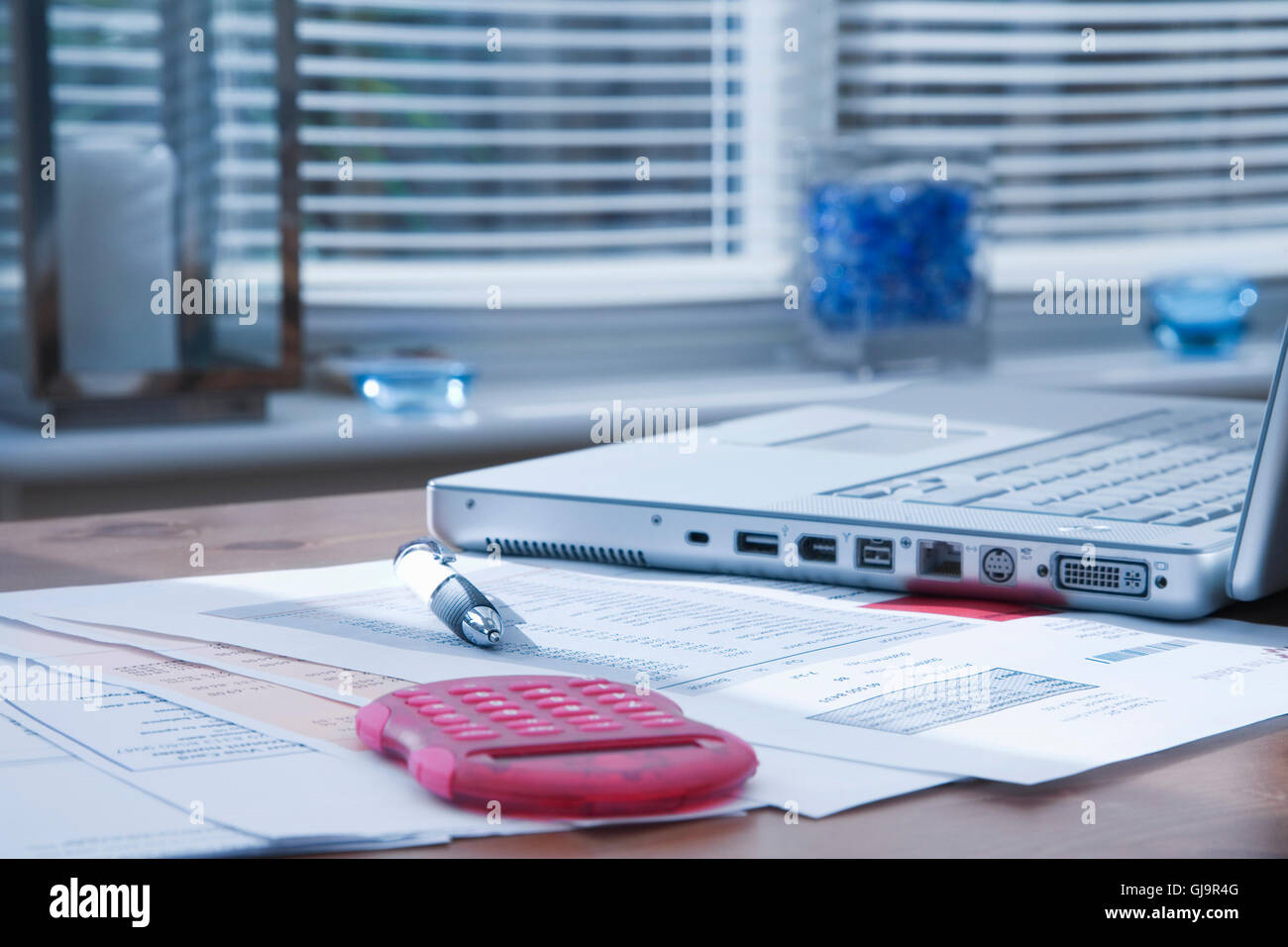 La contabilità di casa utilizzando la Calcolatrice,Pen, lap top e Bank stat Foto Stock