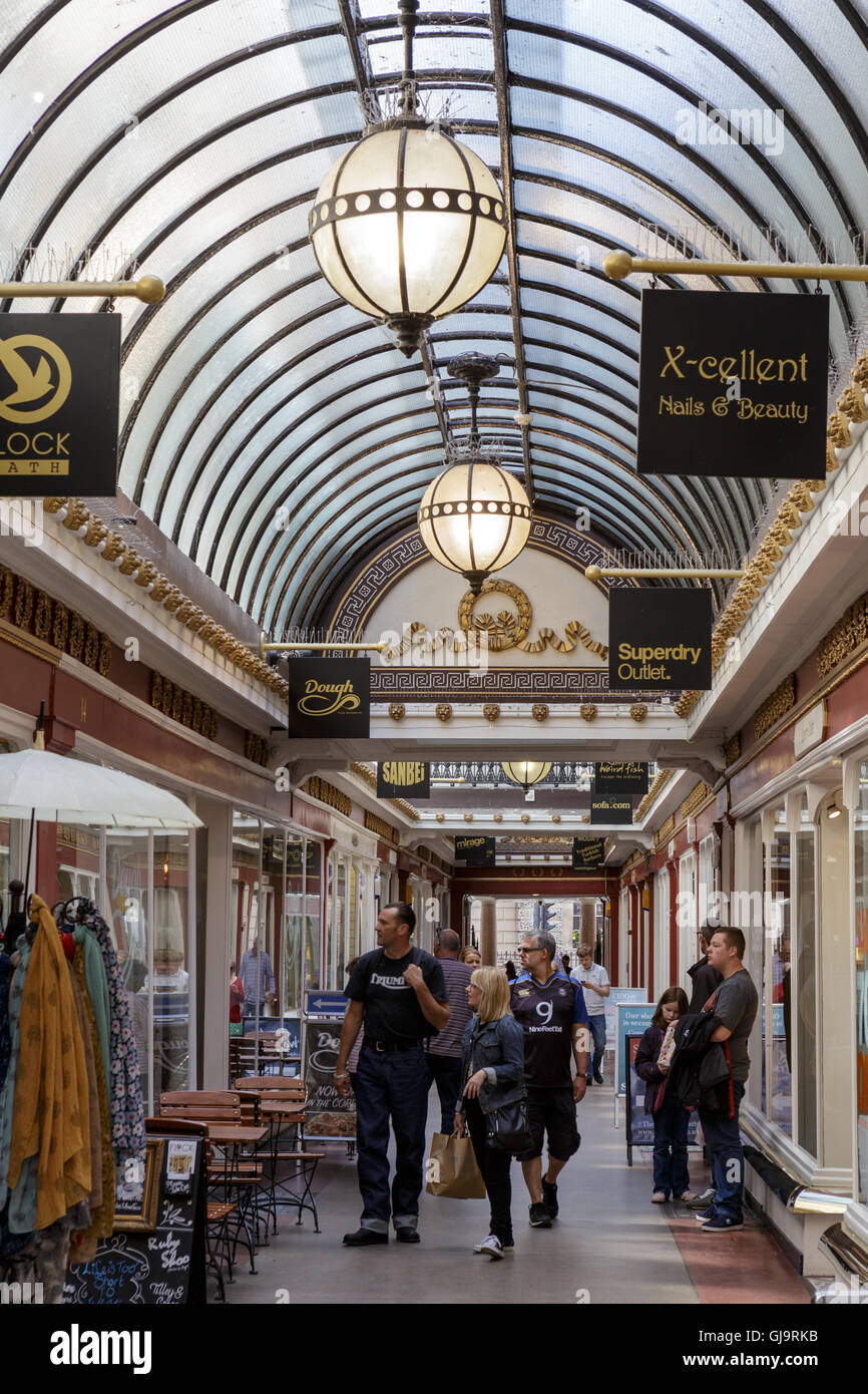 Victorian shopping arcade in bagno, Somerset, Regno Unito Foto Stock