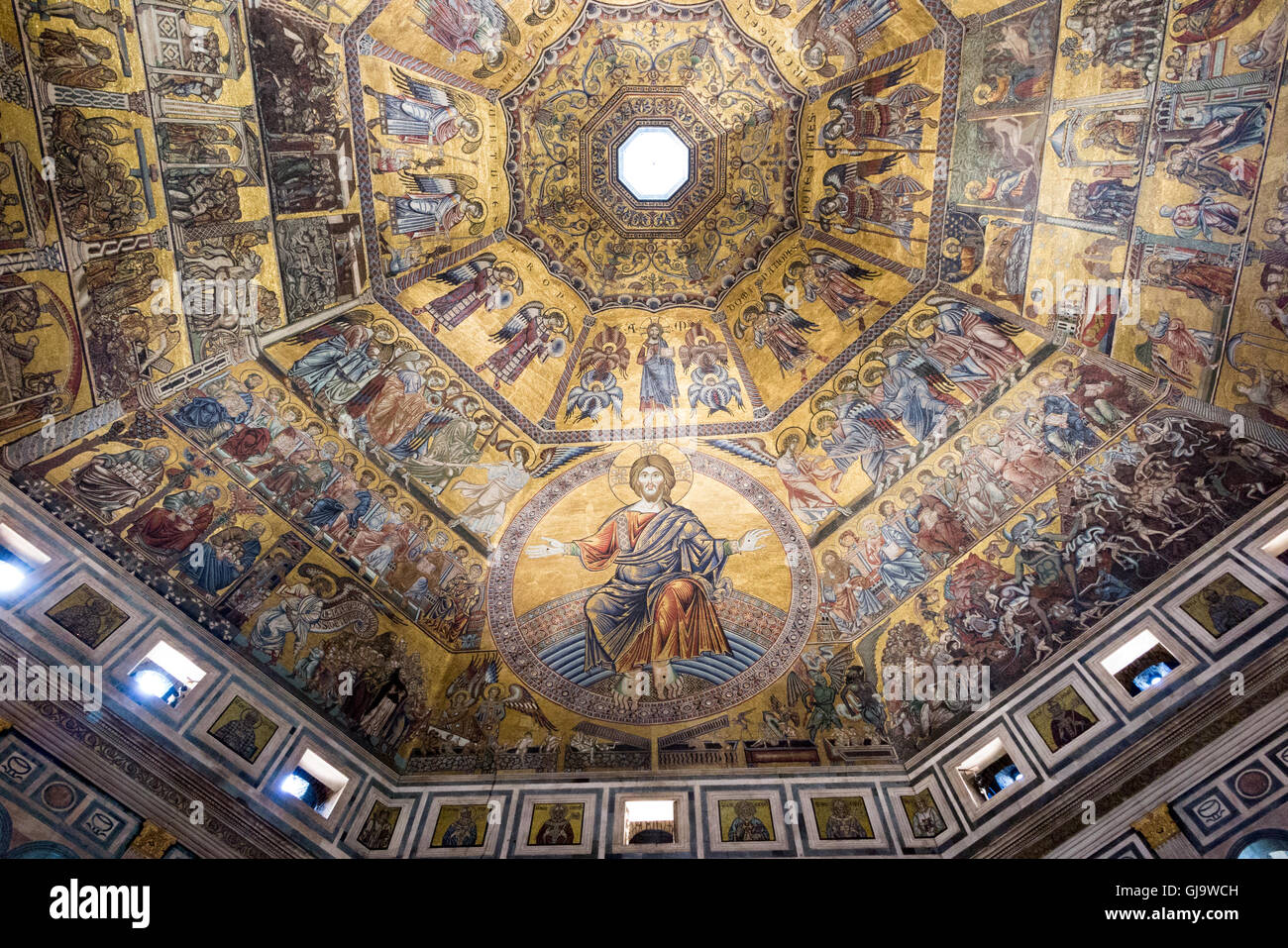 Il Battistero di Firenze, noto anche come il Battistero di San Giovanni, all'interno della cupola, con mosaico in oro Foto Stock