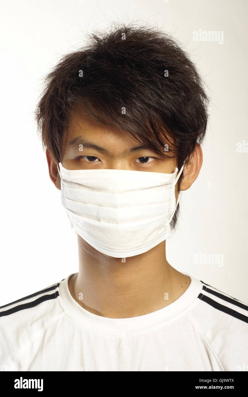 Uomo asiatico nella mascherina chirurgica Foto Stock