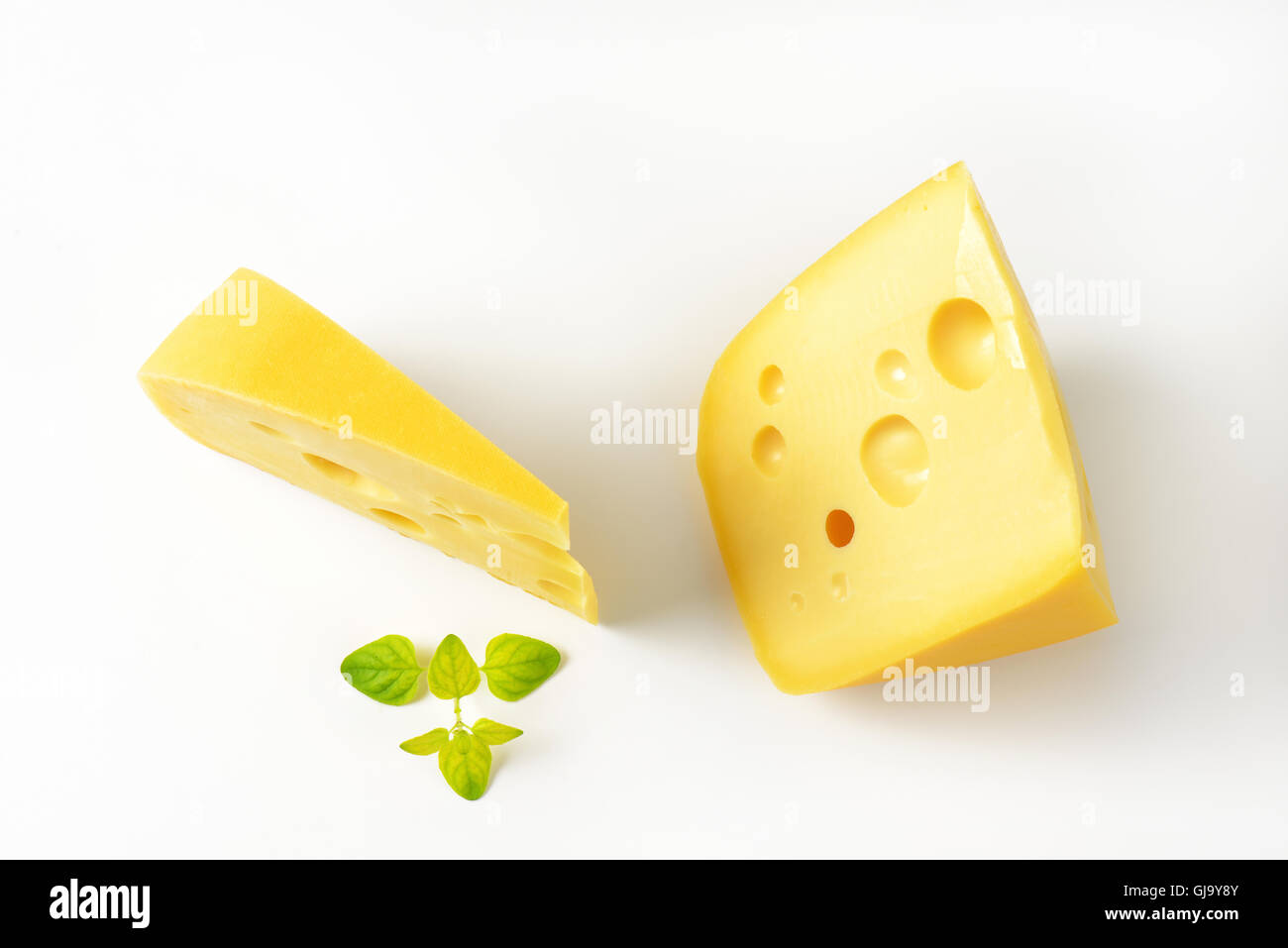 Due fette di formaggio fresco su sfondo bianco Foto Stock