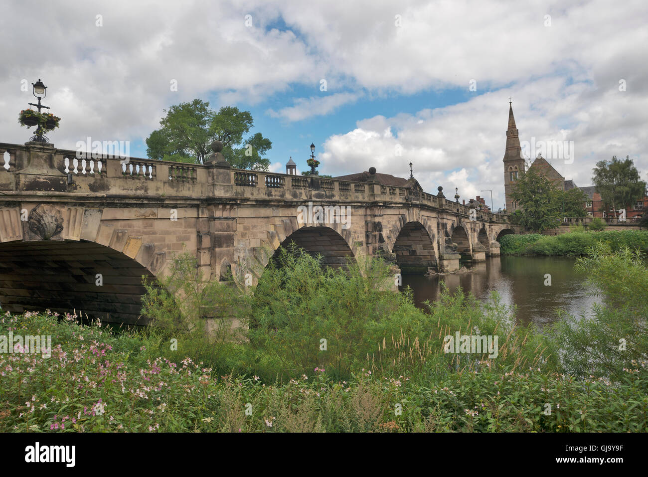 Inglese ponte sopra il fiume Severn Shrewsbury testa Coleham Regno Chiesa Riformata dietro Foto Stock