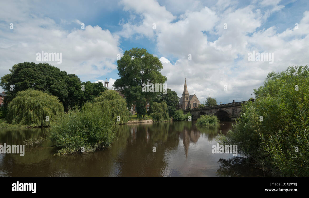 Inglese ponte sopra il fiume Severn Shrewsbury testa Coleham Regno Chiesa Riformata dietro Foto Stock
