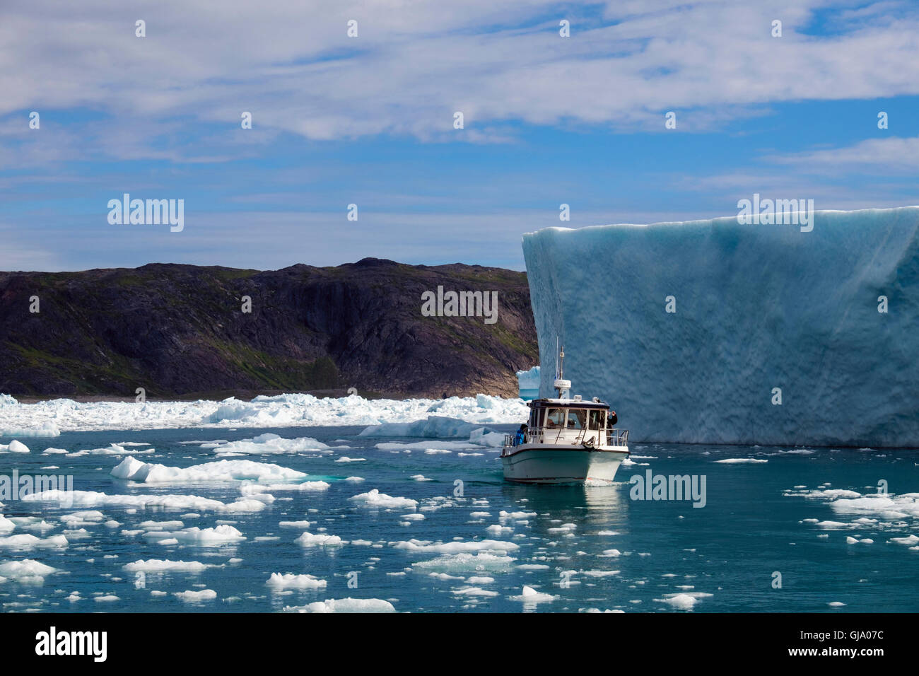 Piccole escursioni in barca a vela di ghiaccio nel fiordo Tunulliarfik vicino a grandi iceberg da Qooroq icebergs. Narsarsuaq Groenlandia meridionale Foto Stock