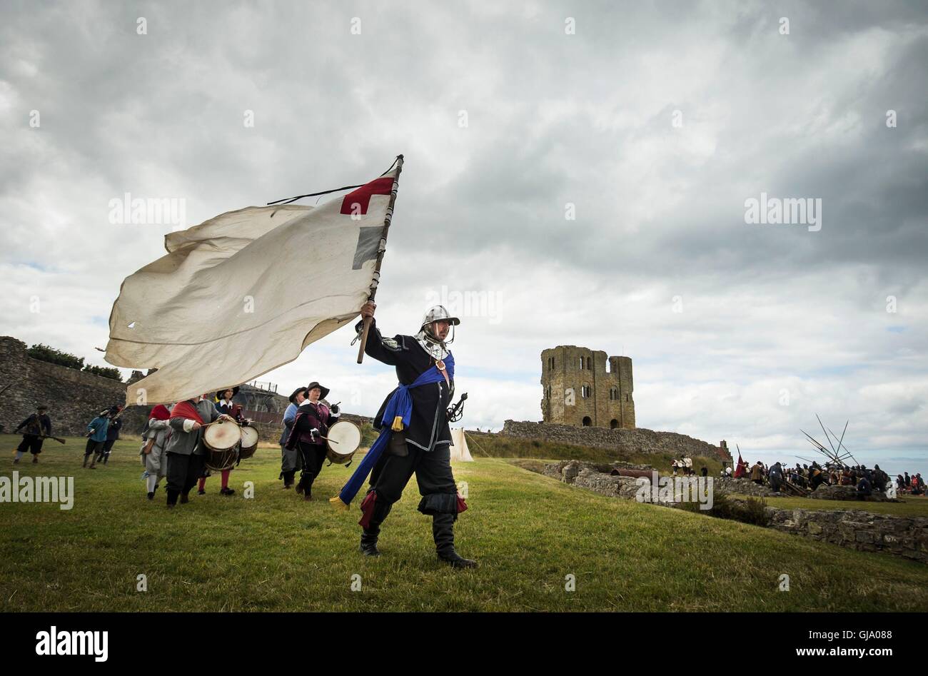 Membri della più antica rievocazione della società nel Regno Unito, il Nodo sigillato, rivivere il 1645 Grande Assedio del Castello di Scarborough durante la Guerra Civile Inglese, a Scarborough Castle nello Yorkshire. Foto Stock