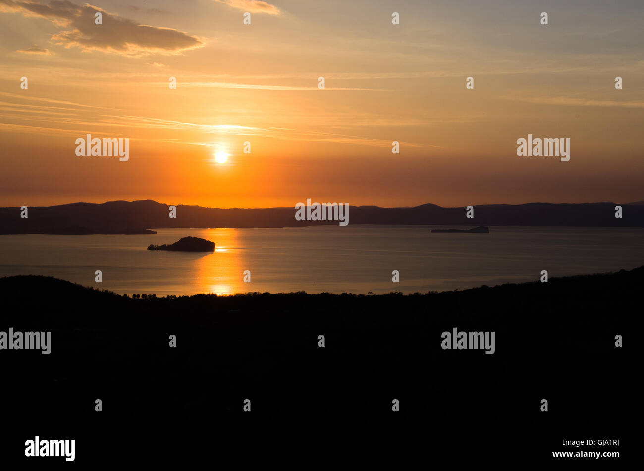 Il lago di Bolsena tramonto vista aerea (Lazio - Viterbo Italia) Foto Stock