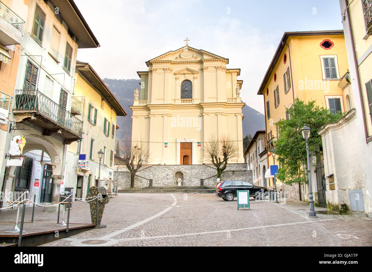 La chiesa di Santa Maria di facciata nel centro storico di Pisogne Foto Stock