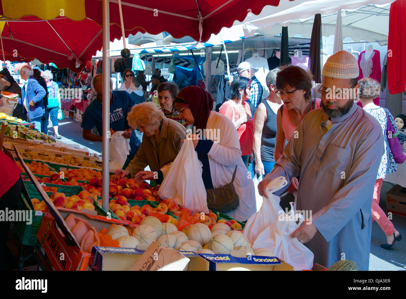 Persone alla frutta Apt di stallo giorno di mercato Luberon Provence Francia Foto Stock