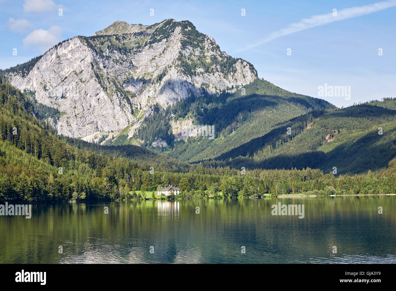 Il lago e le montagne presso il meraviglioso Vorderer Langbathsee nel Salzkammergut, Austria Foto Stock