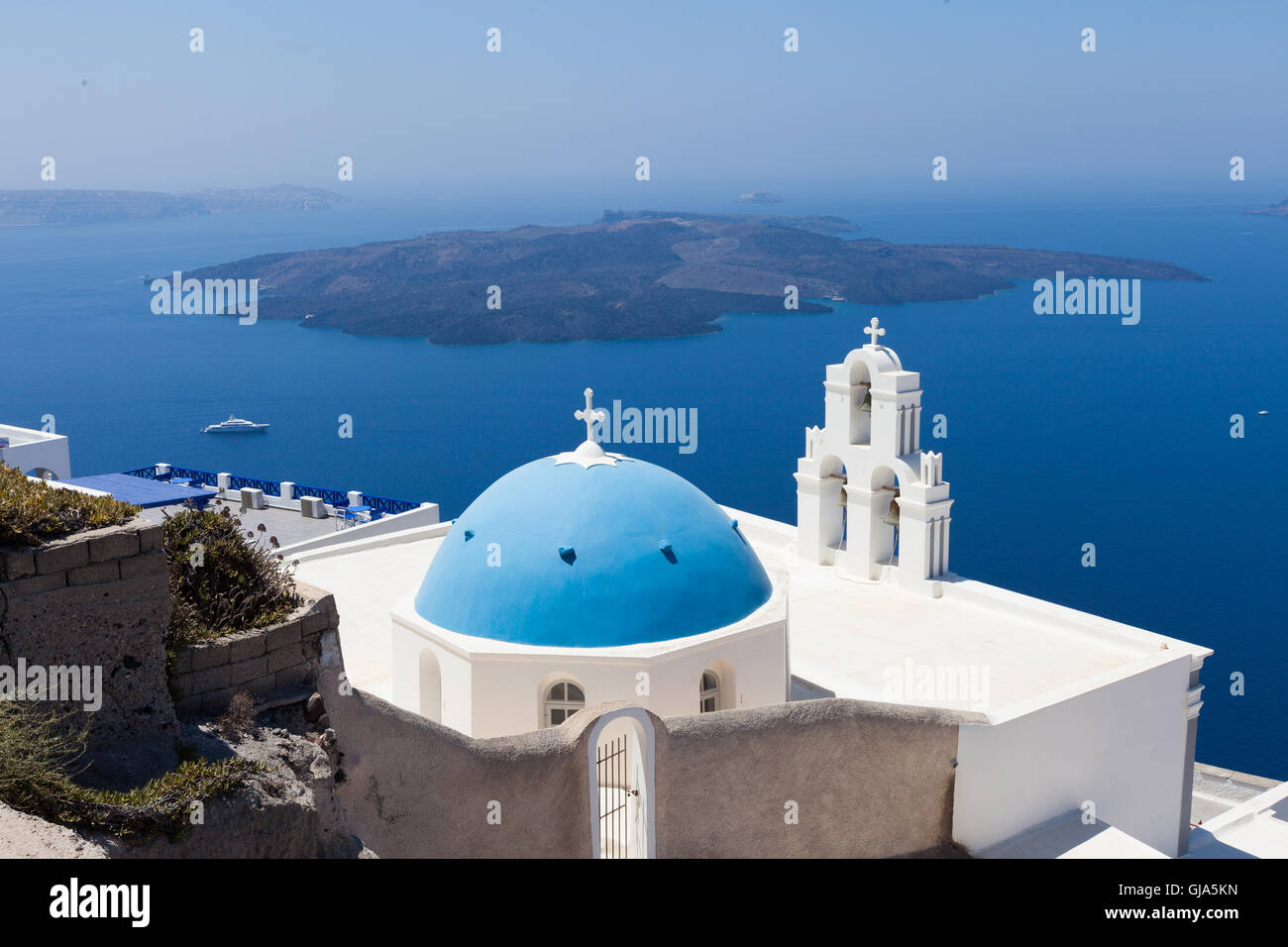 Tre campane di Fira e cupola blu, Santorini, Grecia. Foto Stock