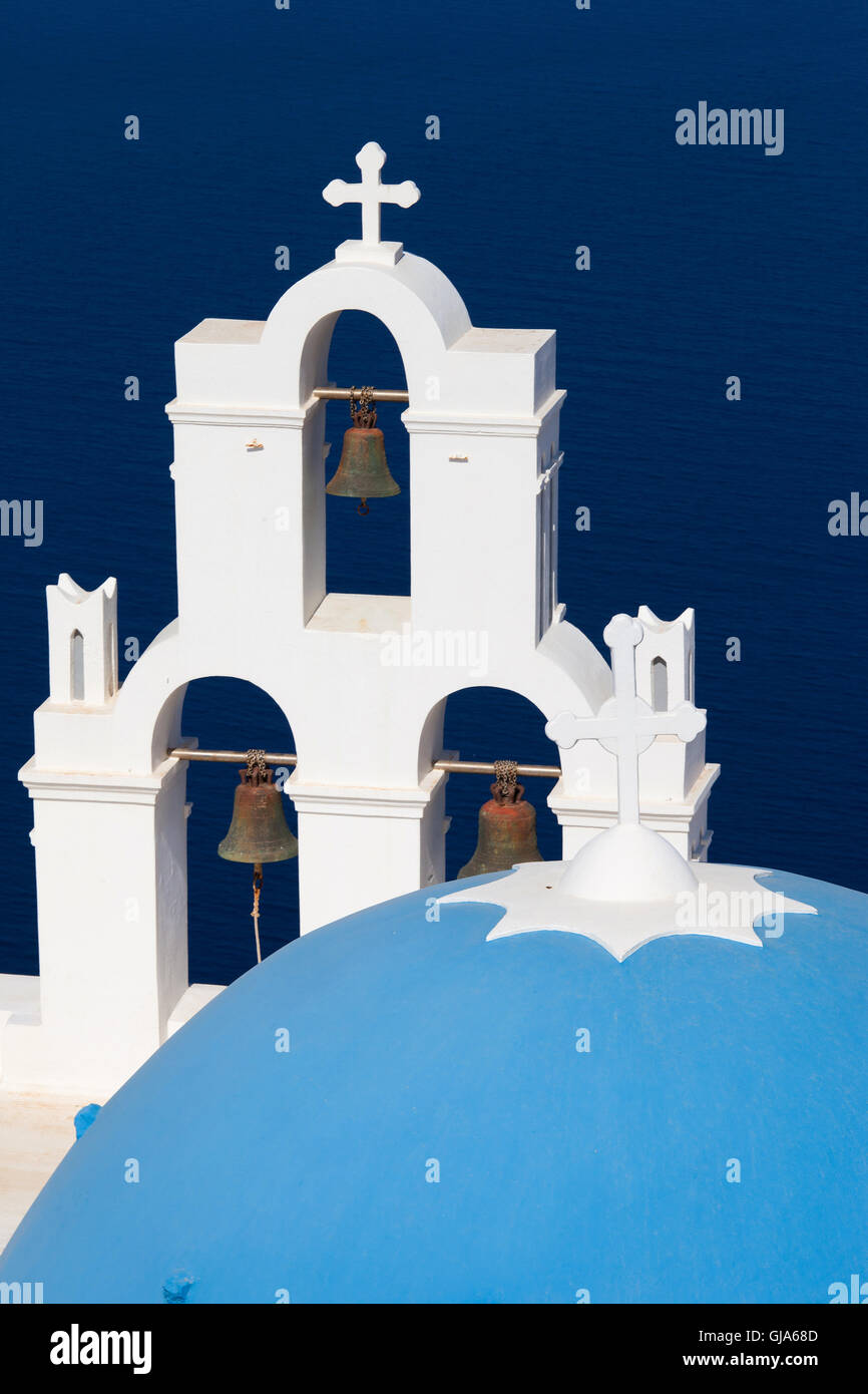 Tre campane di Fira e cupola blu, Santorini, Grecia Santorini con il vulcano sullo sfondo Foto Stock