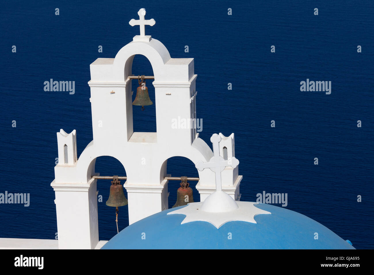 Tre campane di Fira e cupola blu, Santorini, Grecia Santorini con il vulcano sullo sfondo Foto Stock