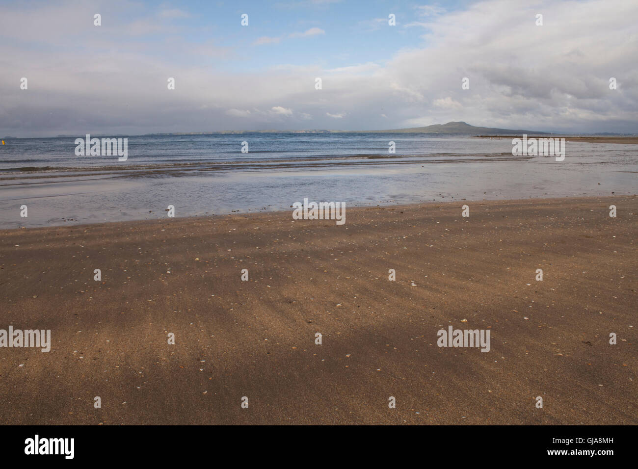 Browns Bay beach con Rangitoto Island a distanza Foto Stock