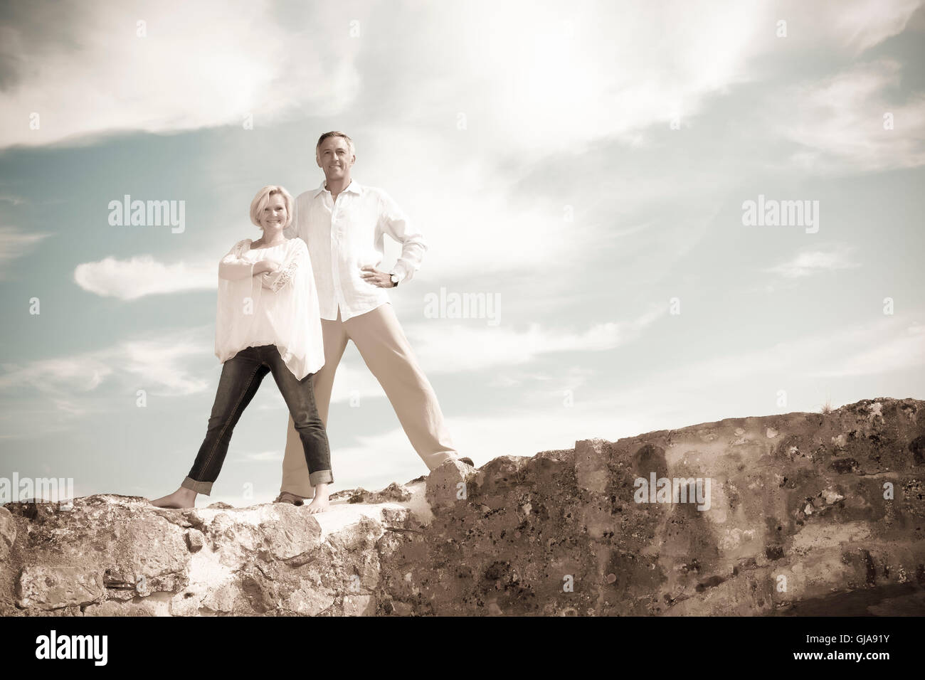 48-anno-vecchia donna e 52-anno-vecchio uomo sono in piedi su un castello rovina, felice, Foto Stock