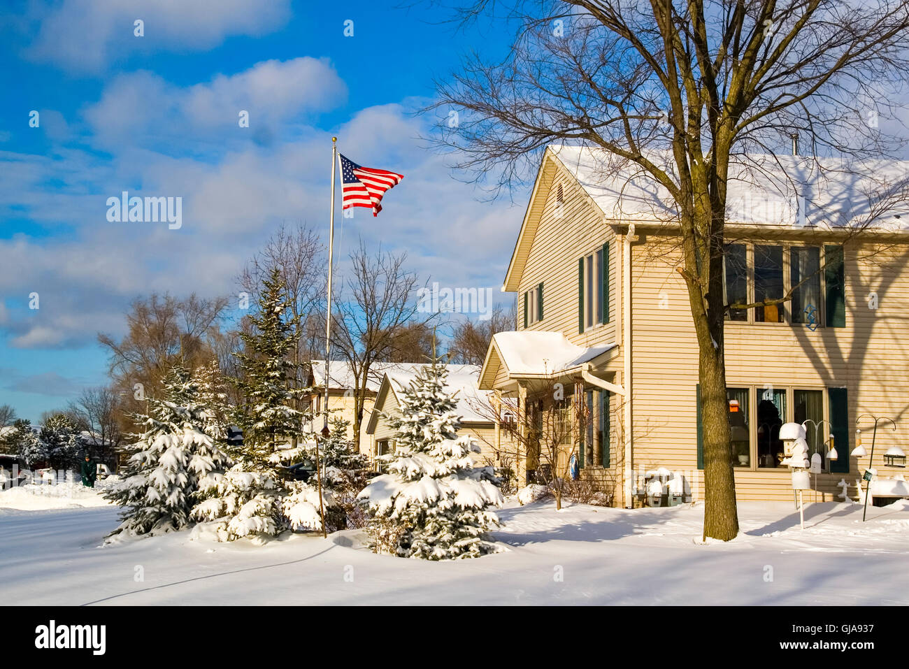Wisconsin USA, Milwaukee bandiera americana che soffia nella neve che copre le strade in dicembre Foto Stock