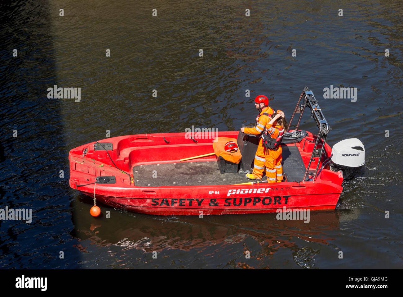 Sicurezza e sostegno barca sul fiume Irwell, Manchester, Inghilterra, Regno Unito, impegnato durante la corda Ordsall railway bridge funziona. Foto Stock