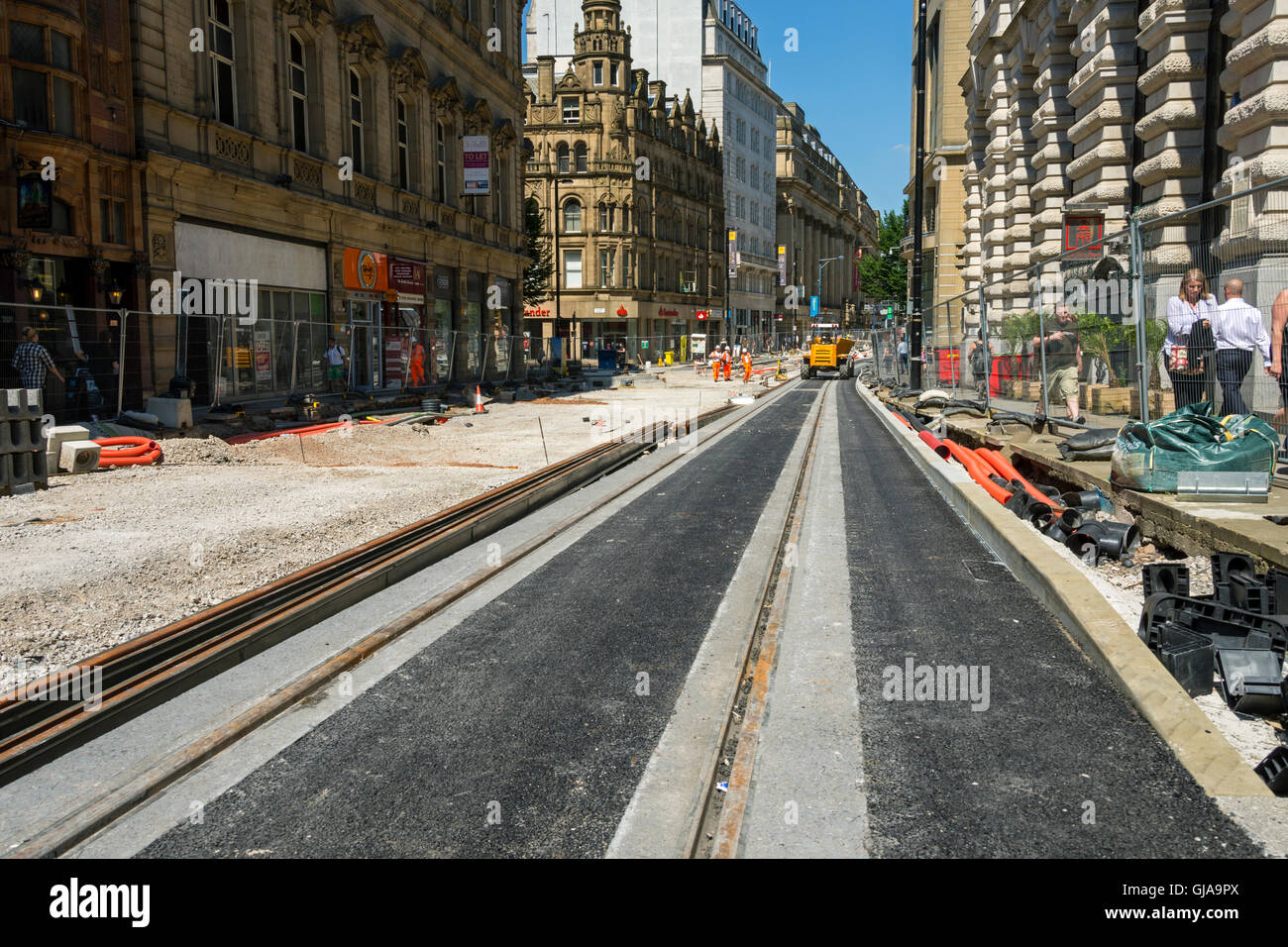 Nuova posa i binari del tram lungo Cross Street, Manchester, Inghilterra, Regno Unito, durante la costruzione di una seconda linea attraverso il centro della citta'. Foto Stock