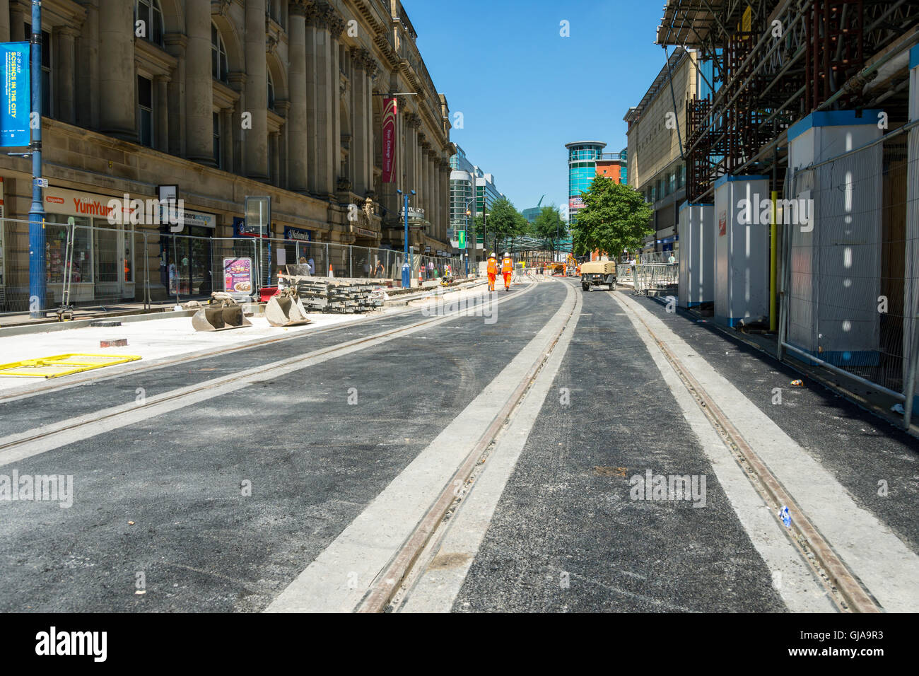 Nuova posa i binari del tram lungo Cross Street, Manchester, Inghilterra, Regno Unito, durante la costruzione di una seconda linea attraverso il centro della citta'. Foto Stock