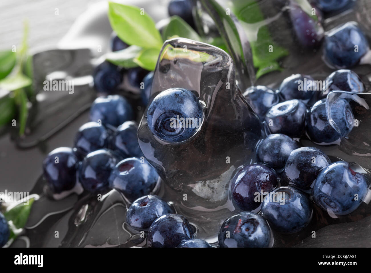 I mirtilli su una tavola di ardesia. Foto Stock I mirtilli su una tavola di ardesia. Foto Stock