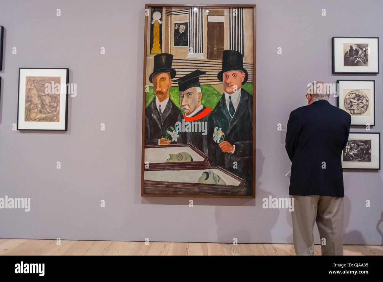 New York, NY, USA, Man Standing from Behins, Looking, looking, admiring art in Modern American Art Downtown Whitney Museum, Modern Paintings Foto Stock