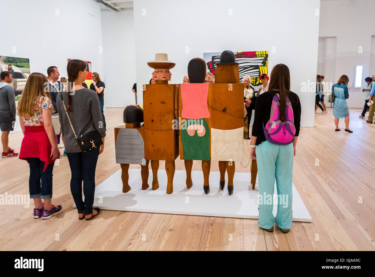 New York, New York, Stati Uniti, gruppi di turisti da dietro, visita al Modern American Art Museum, scultura in mostra, Downtown Whitney Museum, ammira le statue d'arte Foto Stock