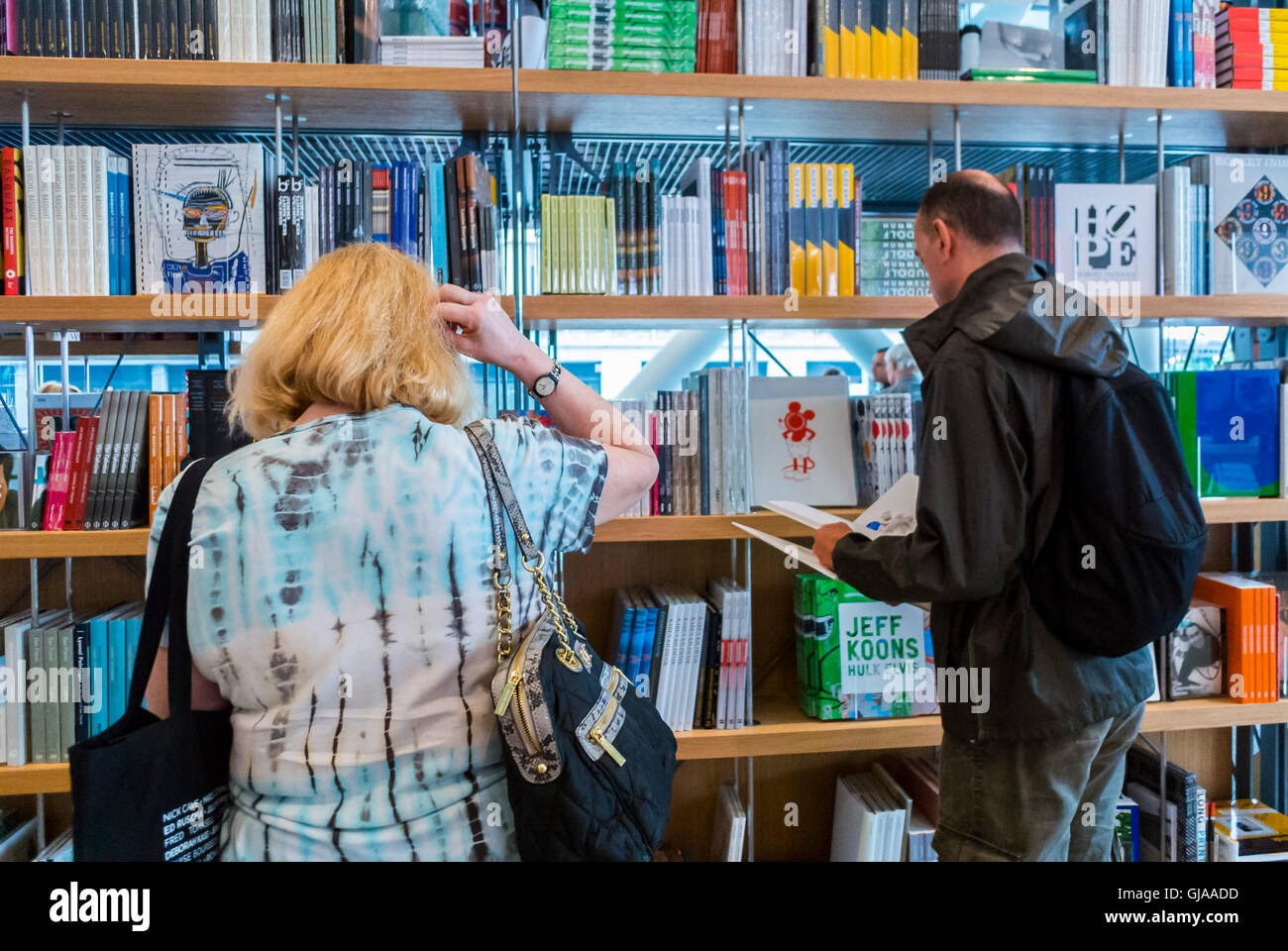 New York City, New York, USA, People Shopping, Looking from Behind, in libreria nel Museo d'Arte moderna americana, 'Downtown Whitney Museum » Book Store , Foto Stock