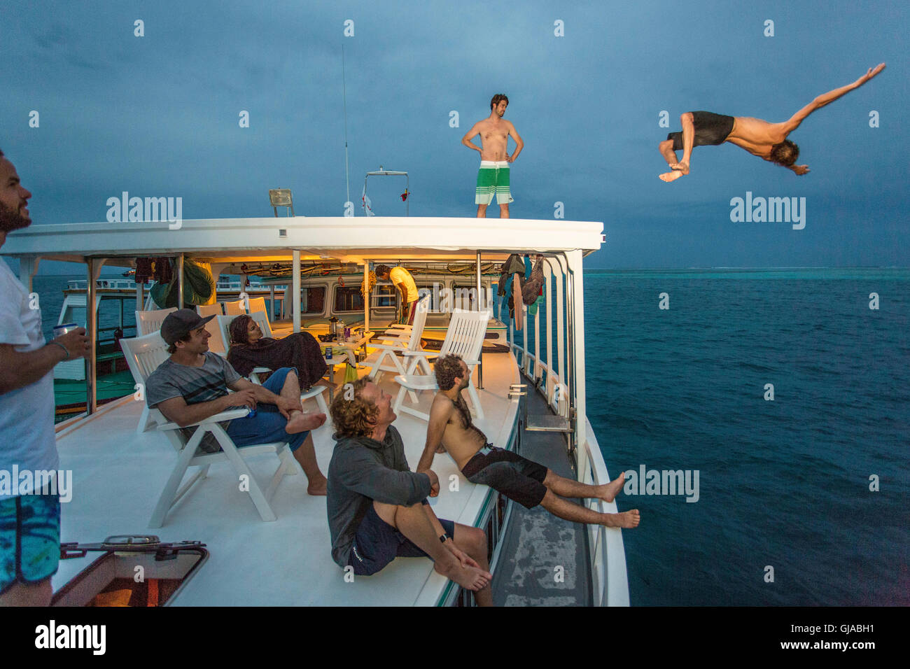 Il ragazzo è il salto dalla barca Foto Stock