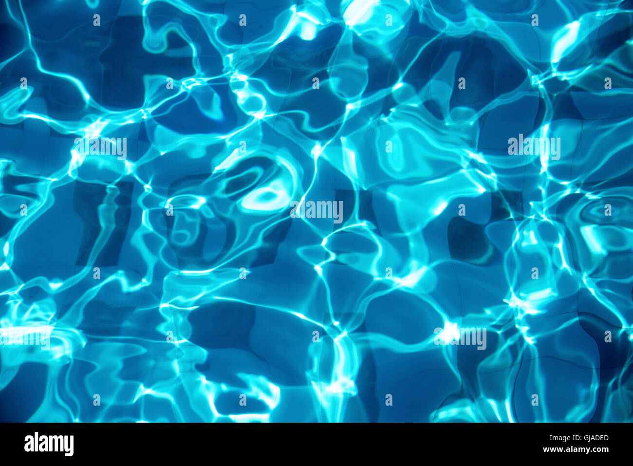 Blu acqua astratta sfondo , vibrante ,colorato increspature su una piscina. Foto Stock