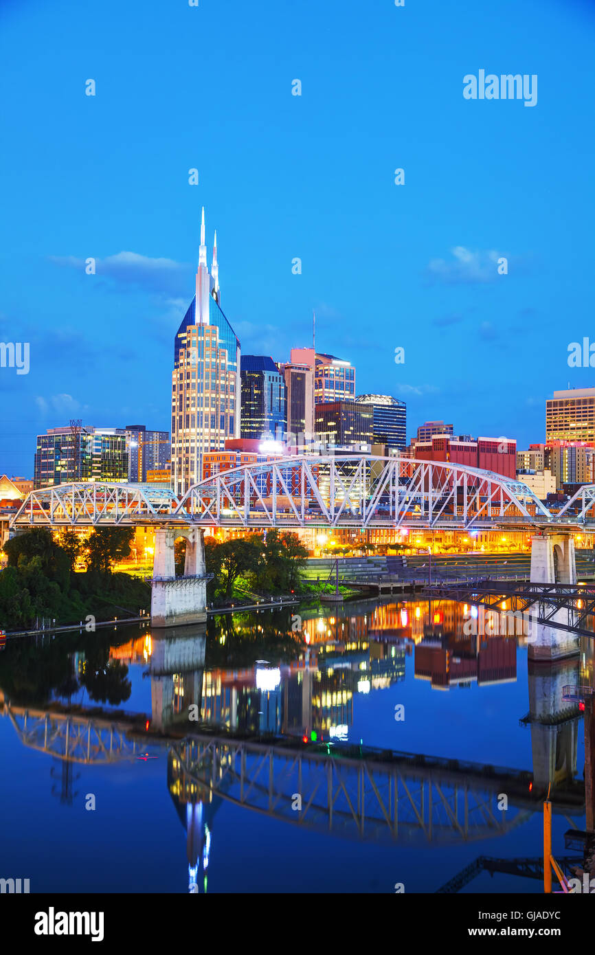 Il centro cittadino di Nashville, Tennessee cityscape di sera Foto Stock