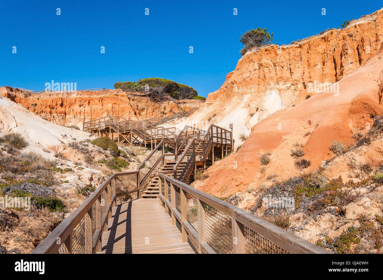 Percorso di legno alla spiaggia di Falesia, Algarve, PORTOGALLO Foto Stock