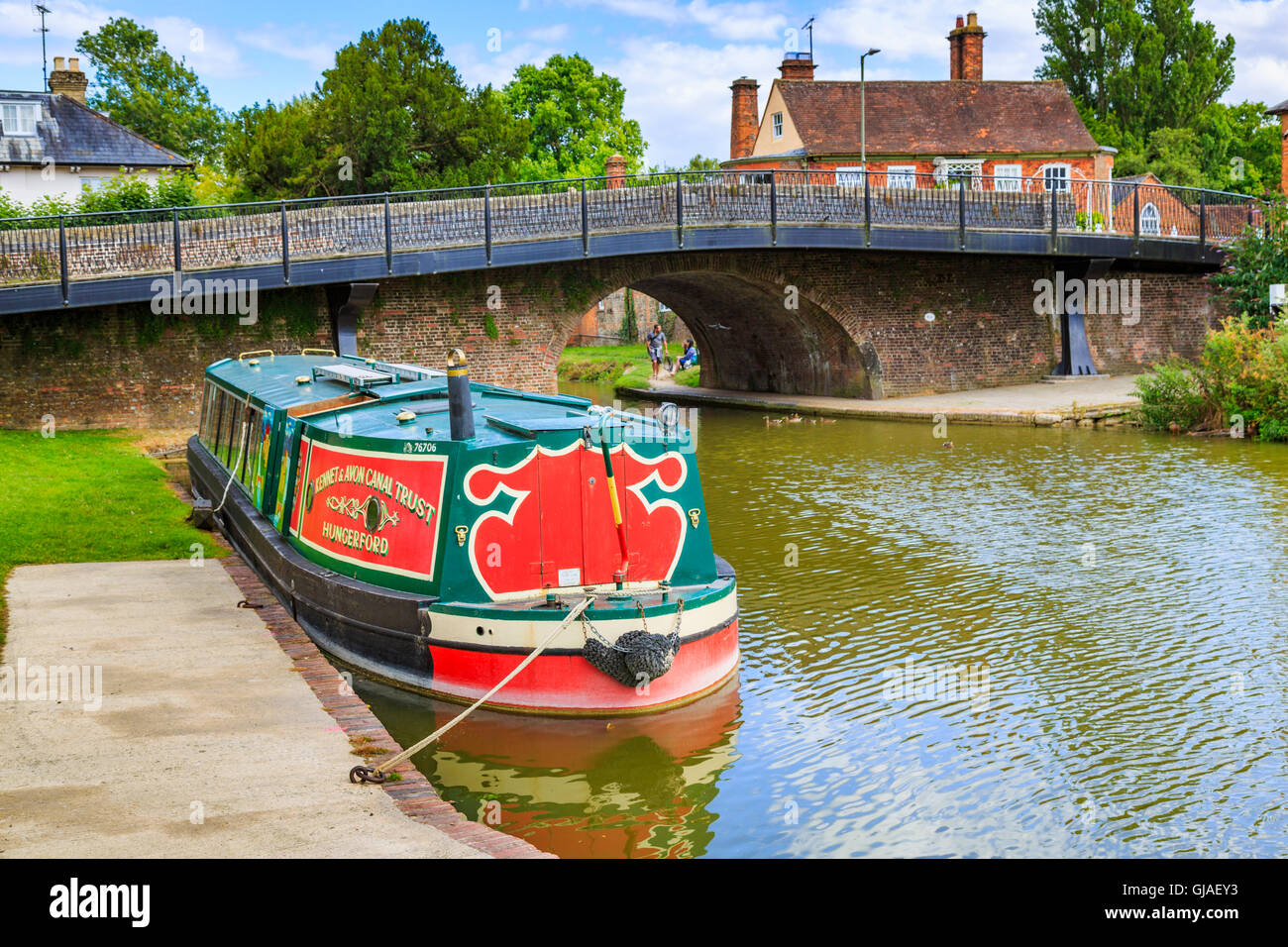 Narrowboat Rose di Hungerford' ormeggiato a Hungerford Wharf sul Kennet & Avon Canal, Hungerford, Berkshire in estate Foto Stock