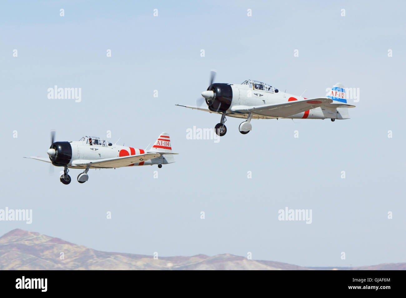 Durante la seconda guerra mondiale aereo Zero fighters volare a Los Angeles Air Show Foto Stock