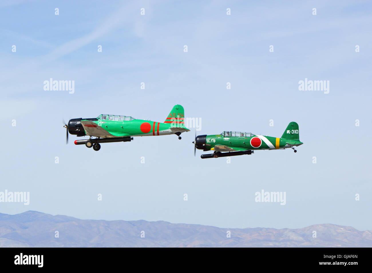 Durante la seconda guerra mondiale aereo giapponese bombardieri dive volare a Los Angeles Air Show Foto Stock