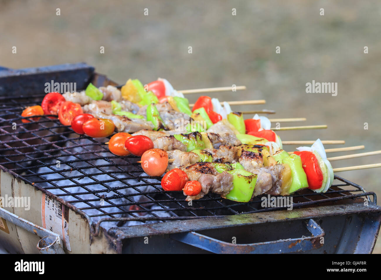 La cottura alla griglia spiedini su barbecue grill. Messa a fuoco selettiva Foto Stock