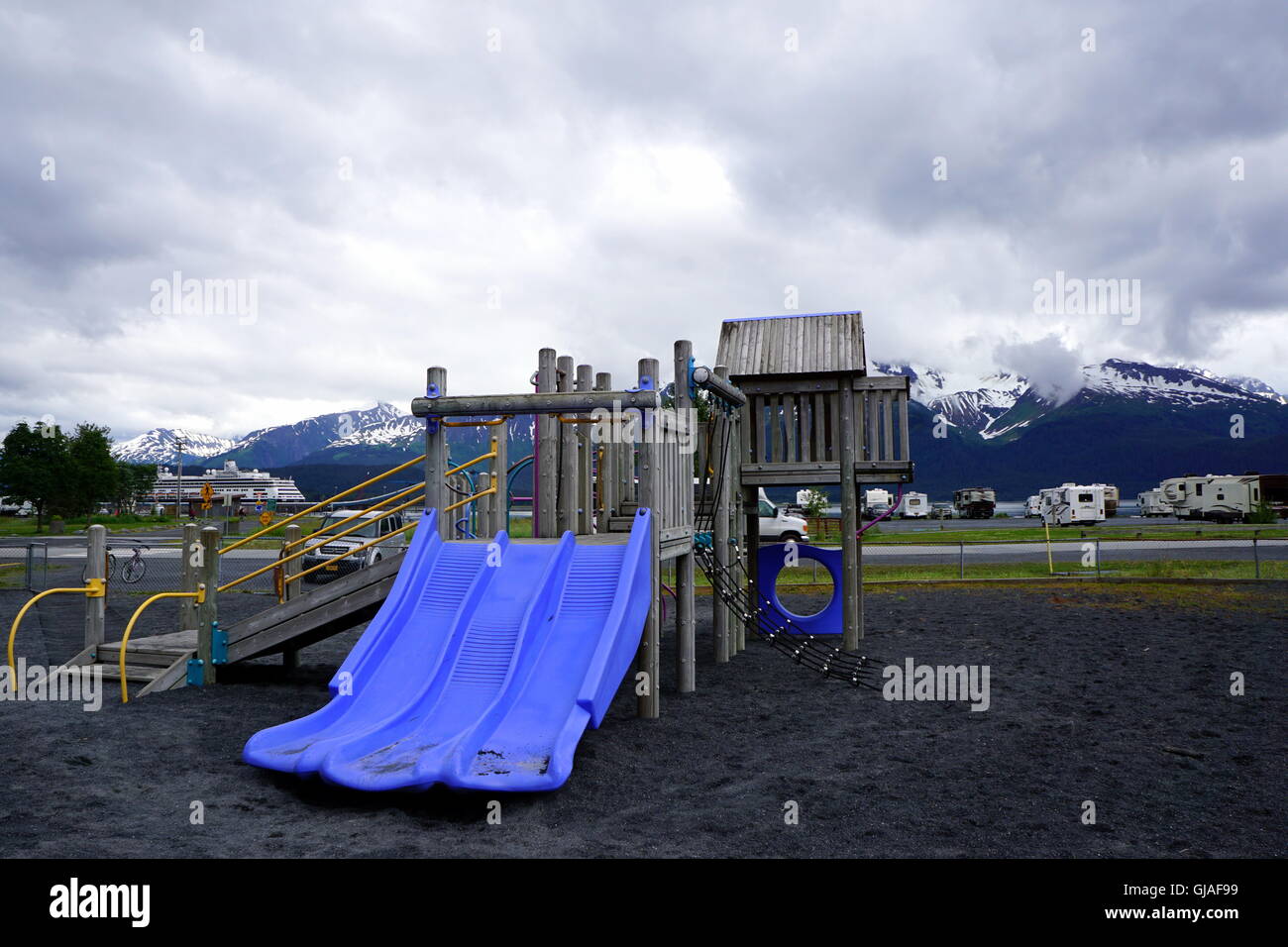 Parco giochi con sfondo del fumo blu delle montagne di ghiaccio, Seward, Alaska, Stati Uniti d'America Foto Stock