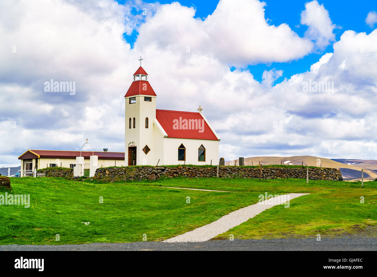 Veduta della chiesa NE DI Modrudalur nel nordest di Islanda Foto Stock