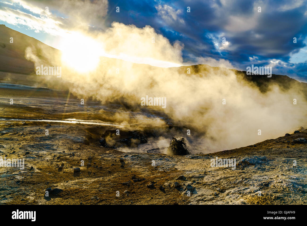 Fango bollente a Hverir area geotermica nel nord dell'Islanda Foto Stock