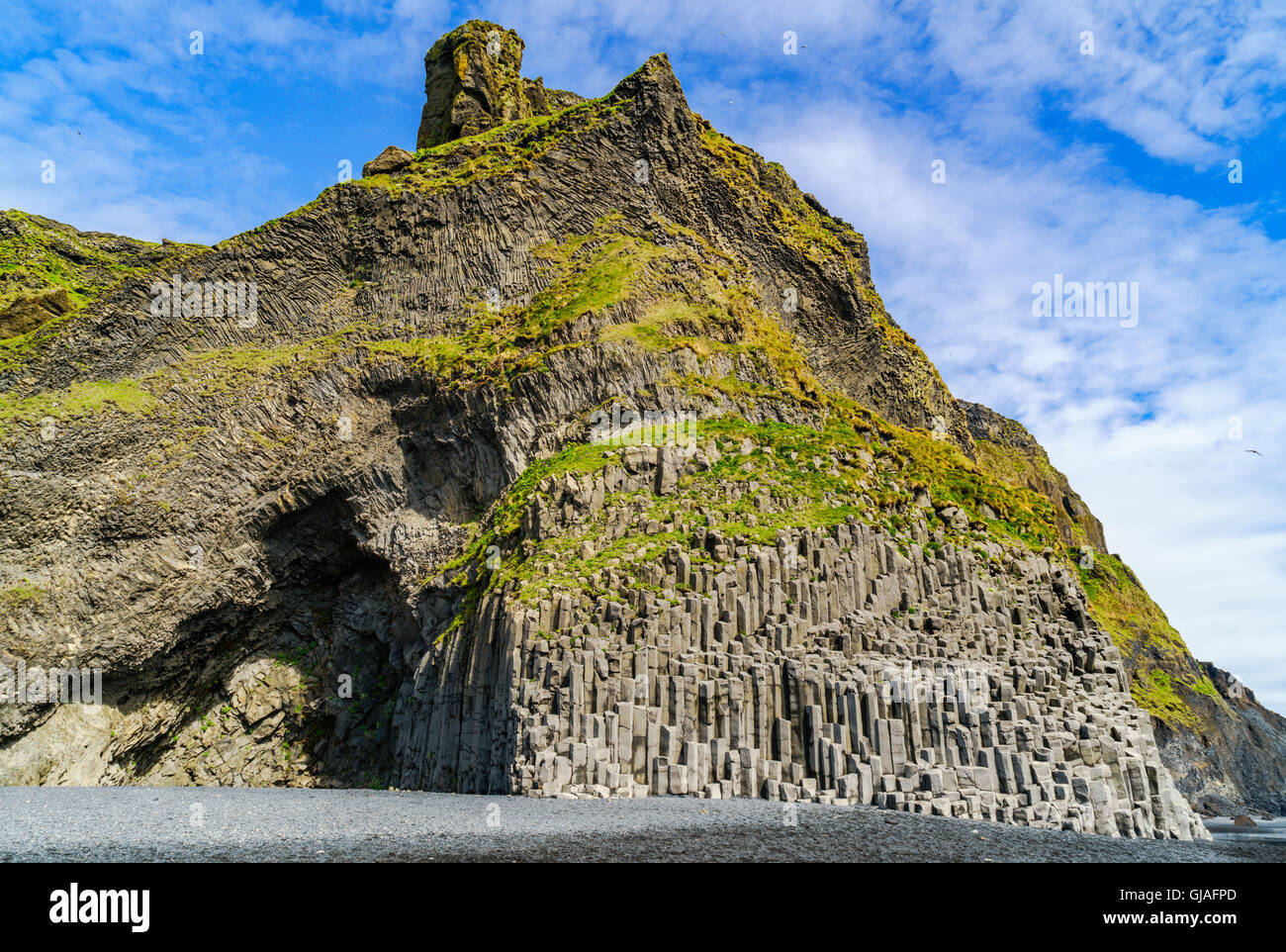 Reynisfjall, una montagna derivanti da una eruzione vulcanica a Reynisfjoru vicino al villaggio di Vik in Islanda Foto Stock