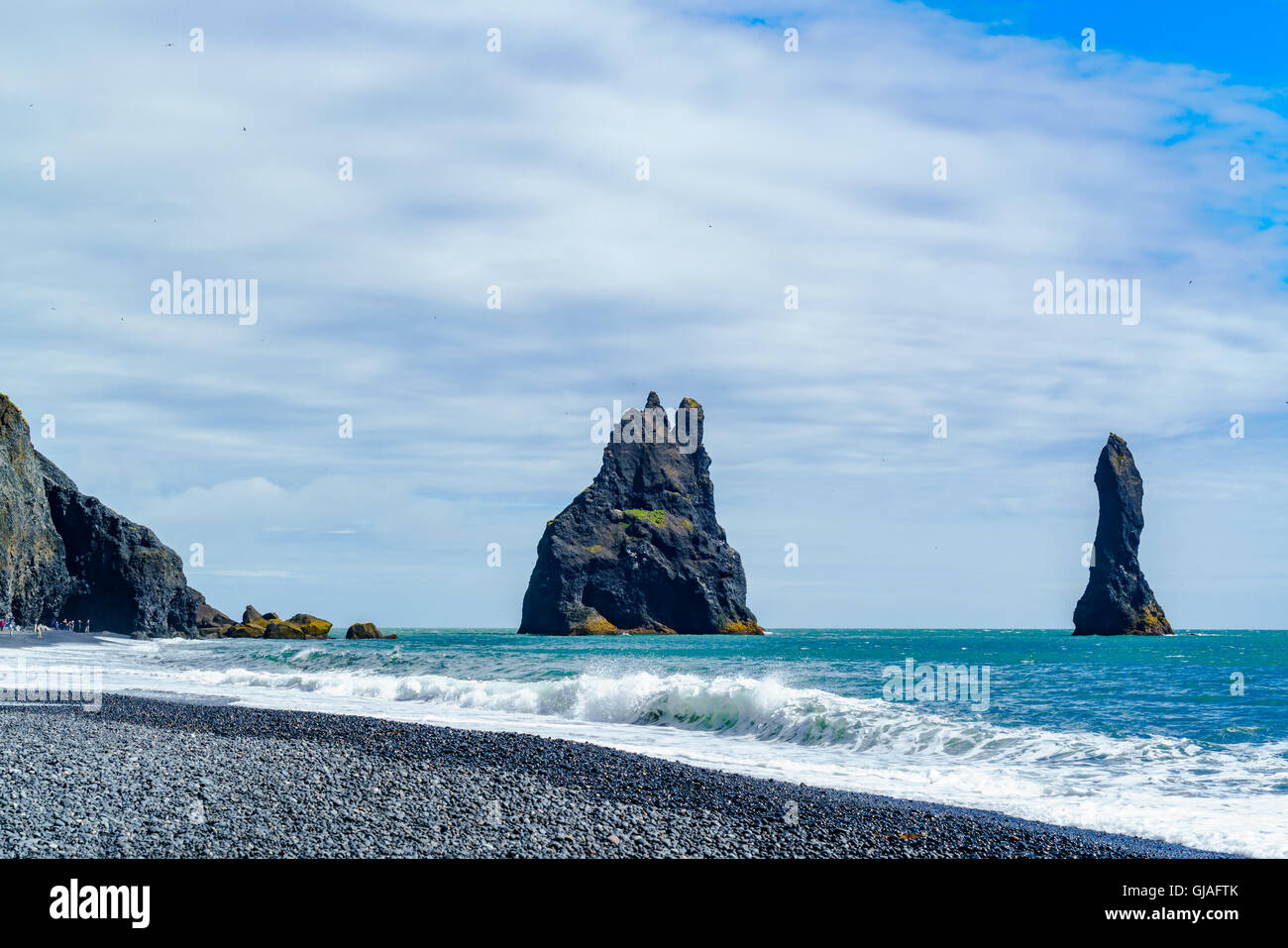 Vista del famoso Reynisdrangar formazioni rocciose sul retro spiaggia vicino al villaggio di Vik in Islanda Foto Stock