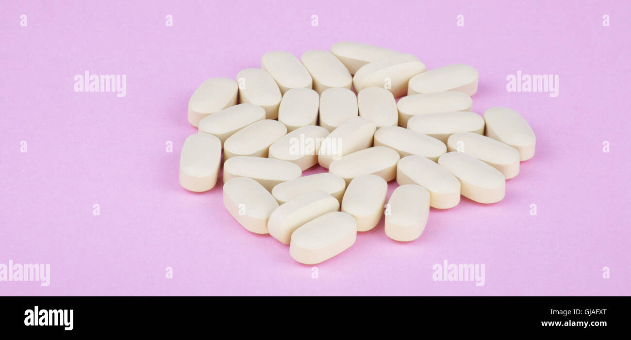 La terapia dell'hiv efavirenz su sfondo rosa Foto Stock