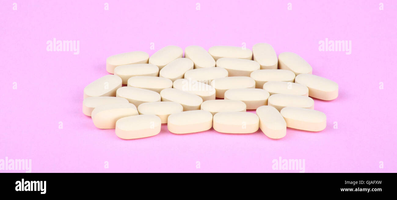 La terapia dell'hiv efavirenz su sfondo rosa Foto Stock