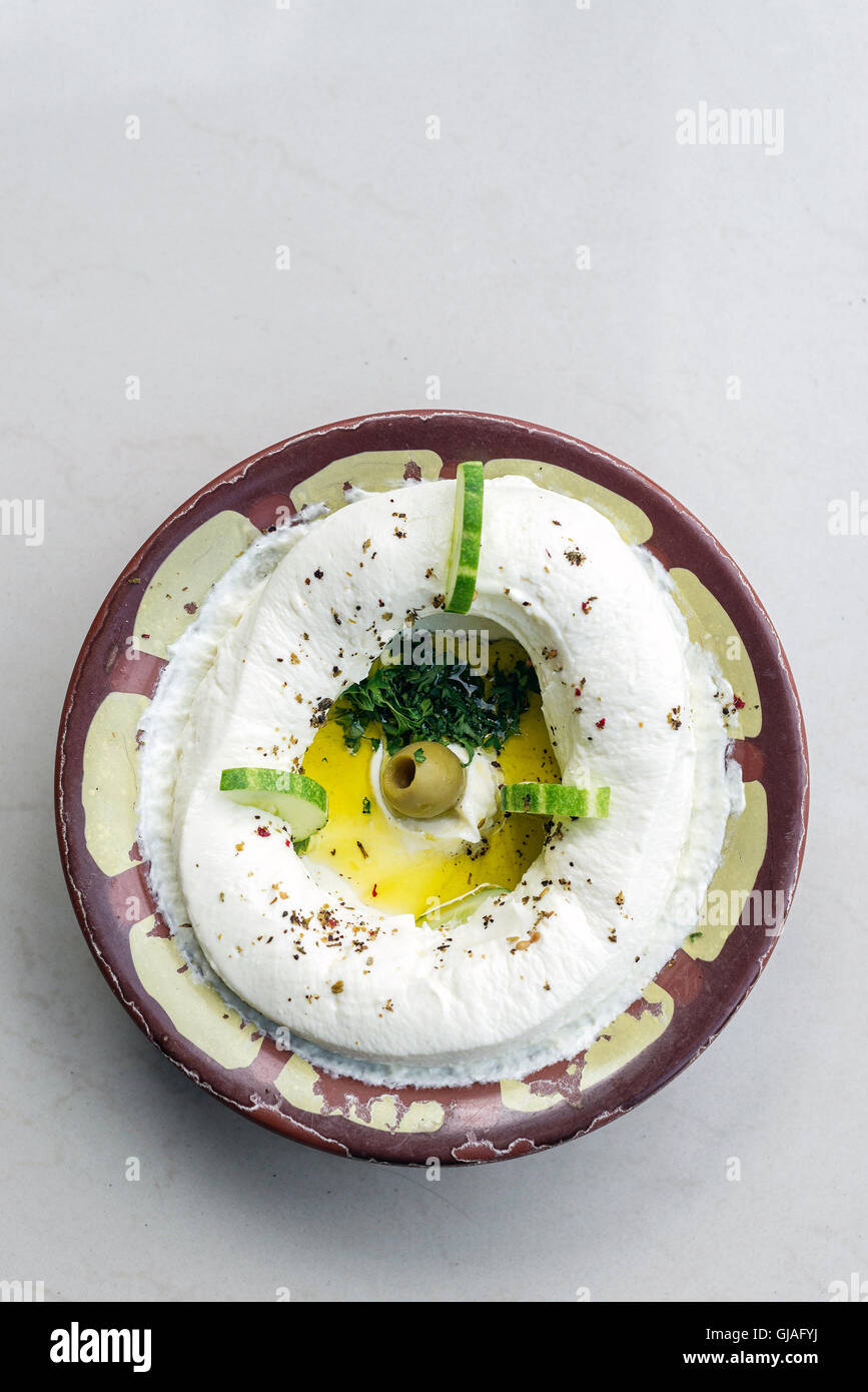 Labneh libanese fresco medio orientale di crema di formaggio dip snack alimentare Foto Stock