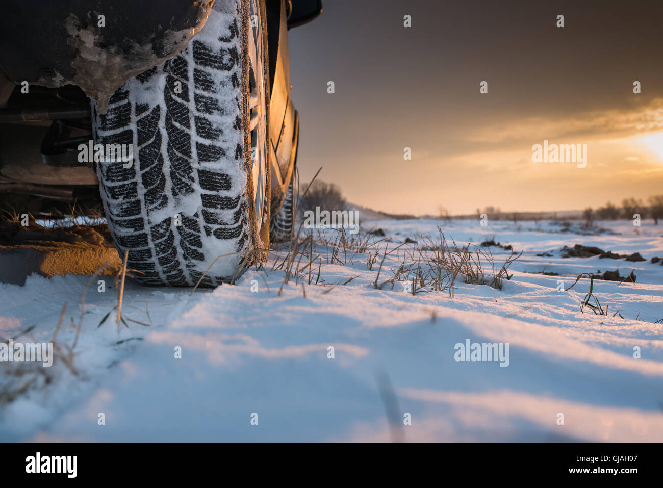 Pneumatici per auto su strada in inverno Foto Stock